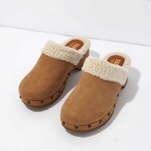 Farylrobin Cozy Tan Shearling Clogs